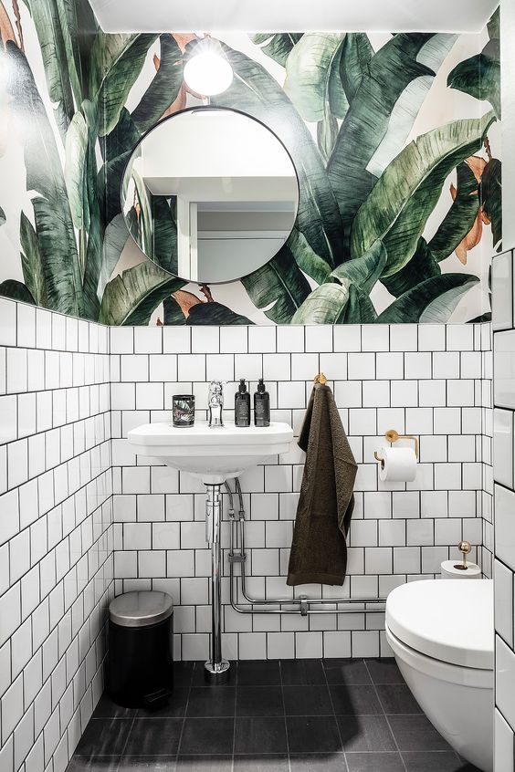 Bathroom Wallpaper Ideas: Tropical Theme Wall